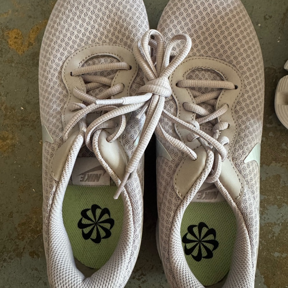 Nike Women's Light Gray Sneakers